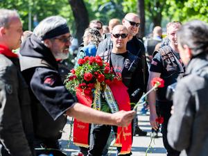 Mitglieder der russisch-nationalistischen Rockergruppe «Nachtwölfe» sammelten sich außerhalb des Sowjetischen Ehrenmals am Treptower Park. 