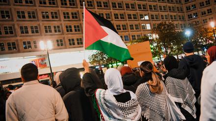 22.10.2023, Berlin: Teilnehmer an einer Pro-Palästina Kundgebung stehen auf dem Alexanderplatz. Nach dem Terrorangriff der Hamas auf Israel vom 7. Oktober kam es auch an diesem Wochenende deutschlandweit zu zahlreichen Reaktionen. Foto: Paul Zinken/dpa +++ dpa-Bildfunk +++
