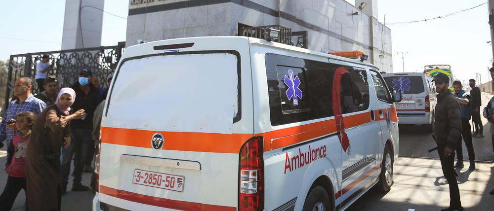 Krankenwagen mit den Leichen der Mitarbeiter der Hilfsorganisation World Central Kitchen, die bei einem israelischen Luftangriff getötet wurden, fahren über den Grenzübergang Rafah nach Ägypten. 