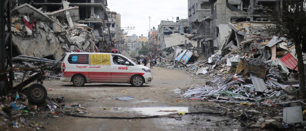 Ein Krankenwagen fährt am vierten Tag eines Waffenstillstandes an Trümmern zerstörter Gebäude in Beit Lahia vorbei. Die Weltgesundheitsorganisation (WHO) hat Israel vorgeworfen, ein Krankenhaus im Norden des Gazastreifens zerstört zu haben. 