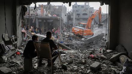 Ein Bagger arbeitet an zerstörten Gebäuden nach israelischen Luftangriffen im Gazastreifen. 