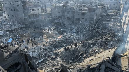 Palästinenser inspizieren die Schäden an Gebäuden, die bei israelischen Luftangriffen getroffen wurden, im Flüchtlingslager Dschabalia im nördlichen Gazastreifen. 