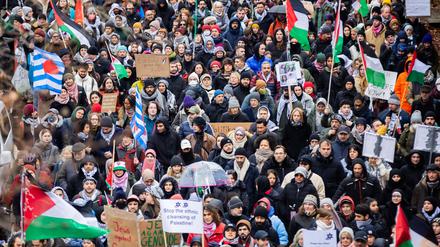 Unter dem Motto «Deutschlandweite Solidarität mit Palästina» haben mehrere Hundert Menschen in Berlin für ein Ende des Kriegs im Nahen Osten demonstriert.