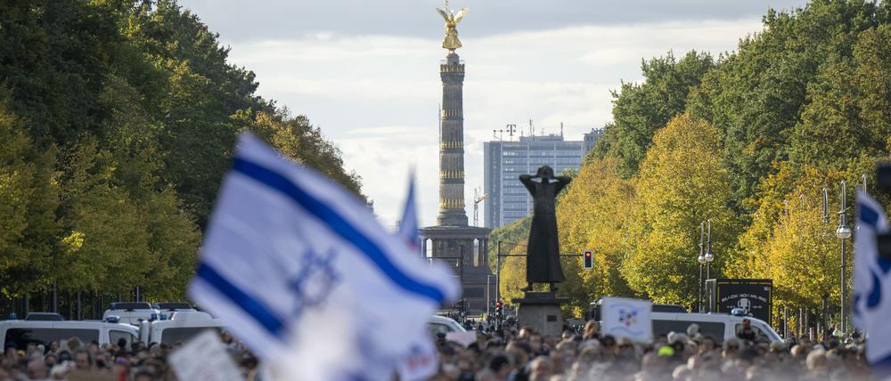 Zahlreiche Menschen nehmen an der Kundgebung „Aufstehen gegen Terror, Hass und Antisemitismus“ vor dem Brandenburger Tor teil. 
