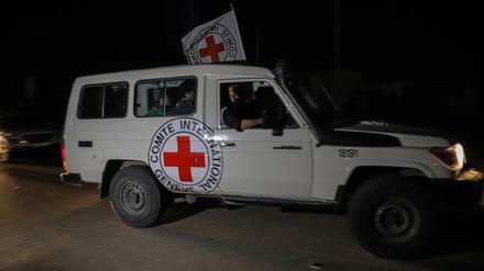 Das Rote Kreuz nahm die Gruppe Geiseln erneut in Empfang.