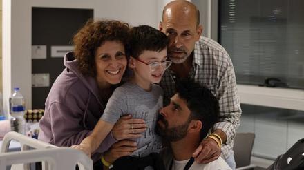 Der 9-jährige Ohad trifft seinen Vater, seinen Bruder und Familienmitglieder im Schneider Children’s Medical Center in Israel nach seiner Freilassung. Der Junge war am 7. Oktober bei einem Überfall der islamistischen Hamas auf Israel entführt worden. 
