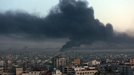 Gaza-Stadt: Rauch steigt nach israelischen Luftangriffen auf.