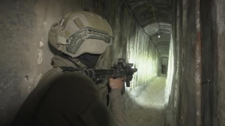 Israelische Soldaten zeigen den Medien einen unterirdischen Tunnel, der unter dem Schifa-Krankenhaus in Gaza-Stadt gefunden wurde. 
