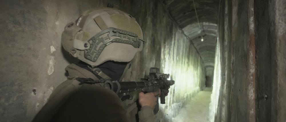 Israelische Soldaten zeigen den Medien einen unterirdischen Tunnel, der unter dem Schifa-Krankenhaus in Gaza-Stadt gefunden wurde. 