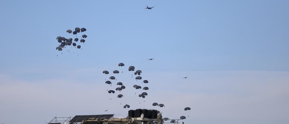 Wie hier die US-Luftwaffe wirft bald auch die deutsche Luftwaffe humanitäre Hilfe für Palästinenser im Gazastreifen ab.