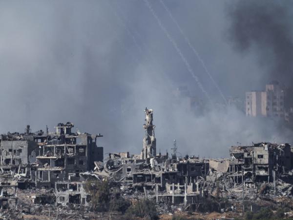 Rauch steigt nach einem israelischen Luftangriff im Gazastreifen auf, vom Süden Israels aus gesehen. 