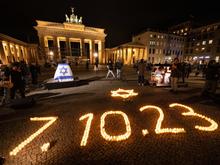 Einen Monat nach Hamas-Angriff: Gedenken an Opfer des Terrors am Brandenburger Tor in Berlin