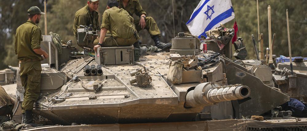 Israelische Soldaten arbeiten an einem Panzer.