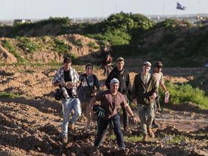 Israelische, rechtsgerichtete Siedler versuchen, am Grenzübergang Erez in den Gazastreifen einzudringen, um eine Siedlung zu errichten. 