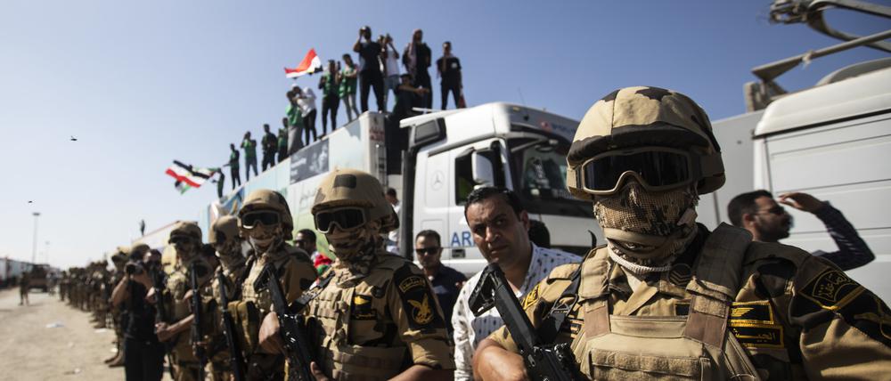 Soldaten der ägyptischen Armee stehen am Grenzübergang Rafah zwischen Ägypten und dem Gaza-Streifen. 