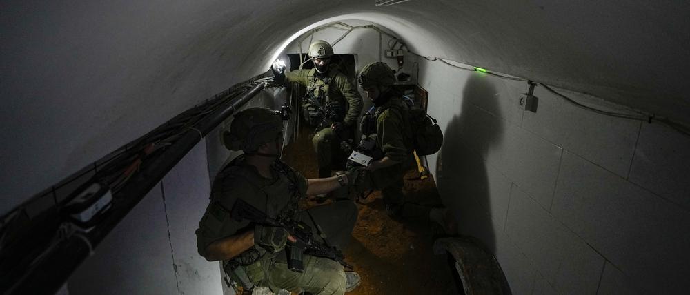 Das israelische Militär hat einen Hamas-Tunnel unter der UNRWA-Zentrale entdeckt.
