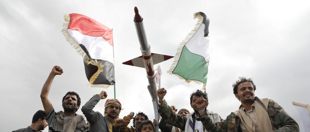 ARCHIV - 08.03.2024, Jemen, Sanaa: Anhänger der Huthi nehmen an einem Protest gegen die von den USA geführten Luftangriffe auf den Jemen und die israelische Offensive im Gazastreifen teil. (zu dpa: «Sechs Monate Gaza-Krieg in Zahlen») Foto: Osamah Abdulrahman/AP/dpa +++ dpa-Bildfunk +++