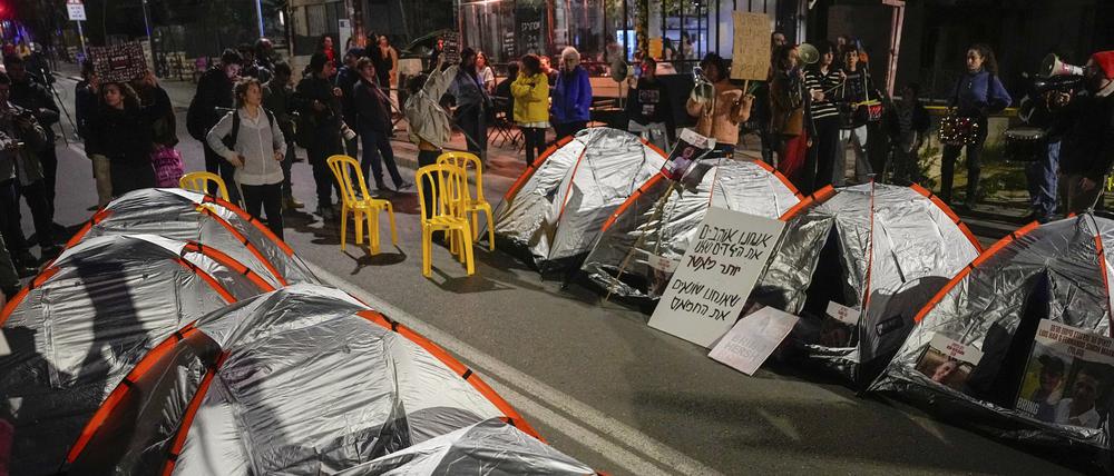 Angehörige und Unterstützer der israelischen Geiseln, die im Gazastreifen von der Hamas festgehalten werden, blockieren eine Straße vor der Residenz des israelischen Premierministers Netanjahu mit Zelten während einer Protestaktion für die Freilassung der Geiseln.