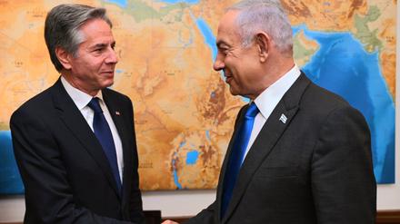  Benjamin Netanjahu (r) Ministerpräsident von Israel, bei einem Treffen mit Antony Blinken, Außenminister der USA.