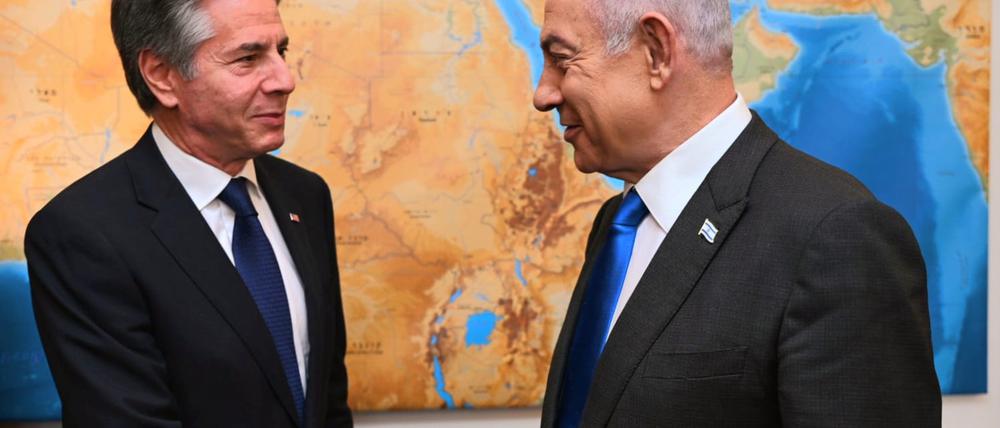 Dieses vom Regierungspresseamt von Israel herausgegebe Foto zeigt Benjamin Netanjahu (r) Ministerpräsident von Israel bei einem Treffen mit Antony Blinken, Außenminister der USA, im Büro des Ministerpräsidenten. 