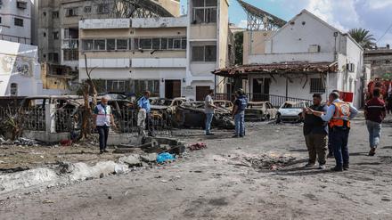 Palästinenser inspizieren die Zerstörung nach dem Angriff auf das Ahli Arab Krankenhaus, bei dem Dutzende von Zivilisten getötet wurden (Symbolbild). 