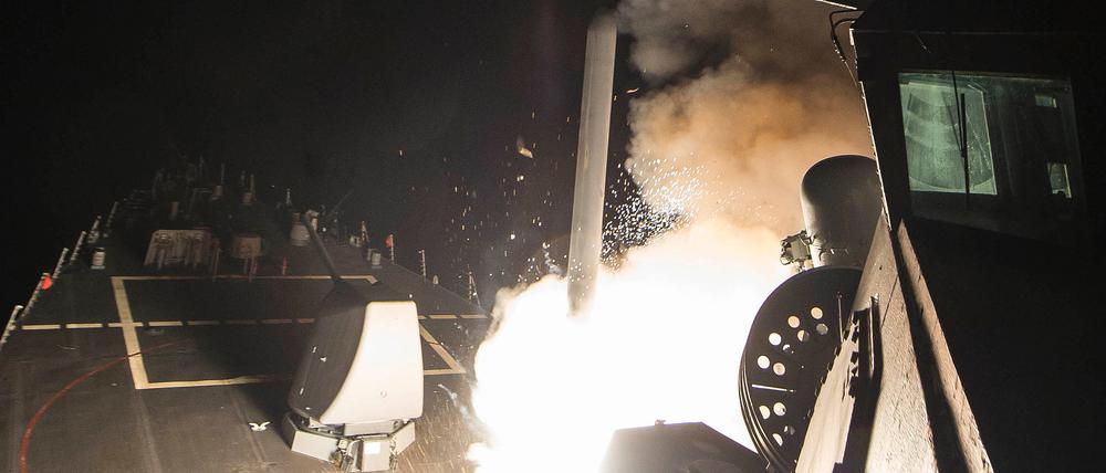 Das von der US-Navy zur Verfügung gestellt Bild zeigt eine Tomahawk-Rakete die von einem Zerstörer im Mittelmeer abgefeuert wird.