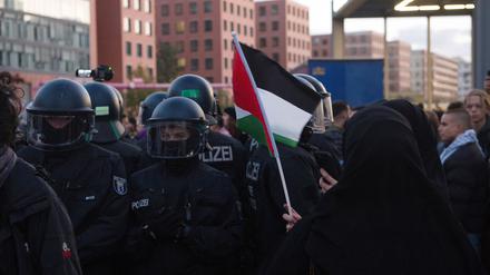 Polizisten (links) sind neben einer Pro-Palästina-Demonstratin am Potsdamer Platz im Einsatz. 