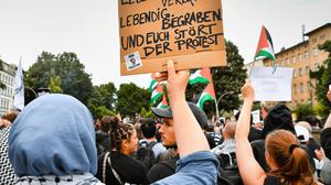 29.05.2024, Berlin: «Lebendig verbrannt. Lebendig begraben. Und Euch stört der Protest.» steht auf einem Schild, das bei einer pro-palästinensischen Demonstration in Kreuzberg hochgehalten wird. Foto: Paul Zinken/dpa +++ dpa-Bildfunk +++