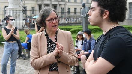  Julia von Blumenthal, Präsidentin der Humboldt-Universität Berlin, versucht mit den Protestlern zu reden. 