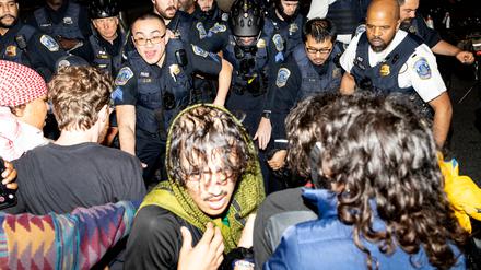 Demonstranten der Columbia University bei einer Auseinandersetzung mit Polizisten.