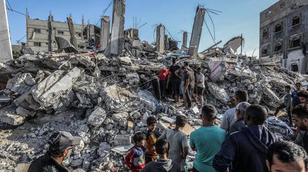 Palästinenser inspizieren ein zerstörtes Haus nach einem israelischen Luftangriff. 