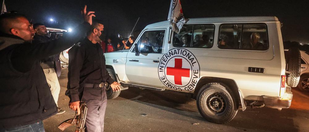 Ein Fahrzeug des Roten Kreuzes, in dem vermutlich Geiseln transportiert werden, kommt an der Grenze von Rafah im südlichen Gazastreifen an. 