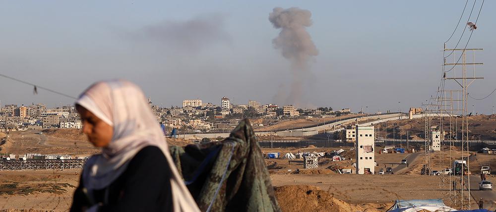 Nach einem israelischen Luftangriff auf Gebäude in der Nähe der Trennmauer zwischen Ägypten und Rafah im südlichen Gazastreifen steigt Rauch auf. 