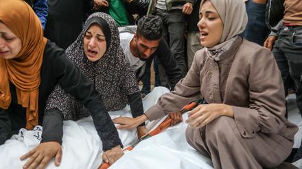 Palästinenserinnen trauern im Al-Najjar-Krankenhaus im Gazastreifen um Familienangehörige, die bei israelischen Luftangriffen getötet wurden.