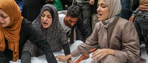 Palästinenserinnen trauern im Al-Najjar-Krankenhaus im Gazastreifen um Familienangehörige, die bei israelischen Luftangriffen getötet wurden.