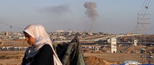 Nach einem israelischen Luftangriff auf Gebäude in der Nähe der Trennmauer zwischen Ägypten und Rafah im südlichen Gazastreifen steigt Rauch auf. 