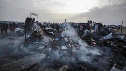 Niedergebrannt. Ein Flüchtlingslager bei Rafah nach einem israelischen Luftangriff. Dutzende Menschen könnten ums Leben gekommen sein.