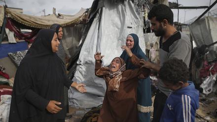 Vertriebene Palästinenser inspizieren ihre durch israelischen Beschuss zerstörten Zelte neben einer UN-Einrichtung.