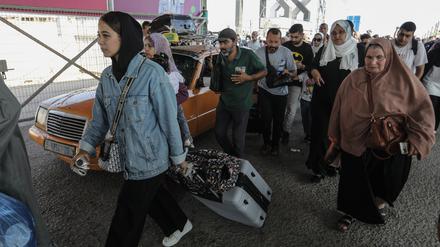 Palästinenser tragen Gepäck am Grenzübergang zwischen dem Gazastreifen und Ägypten. 