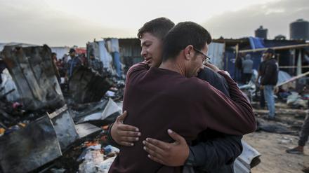 Palästinenser trauern nach einem israelischen Luftangriff auf eine Unterkunft für Flüchtlinge in Rafah. 