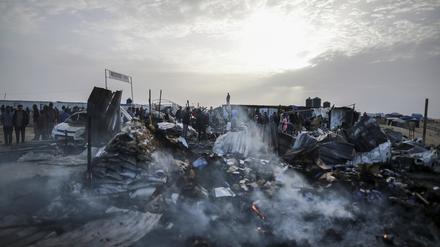 Palästinenser betrachten die Zerstörung nach einem israelischen Luftangriff auf ein Flüchtlingslager.  