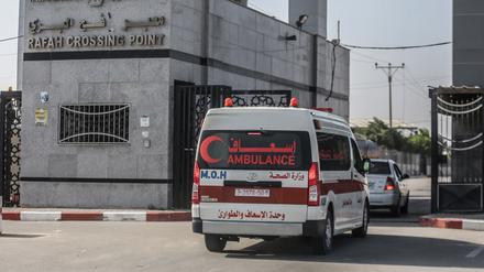 Ein palästinensischer Krankenwagen überquert den Grenzübergang zwischen Gaza und Ägypten. 