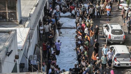 Palästinenser trauern am Al-Shifa-Krankenhaus um die Opfer nach israelischen Luftangriffen. 