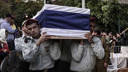 Israelische Soldaten halten den Sarg des Soldaten Major Ilay Levy während dessen Beerdigung. 