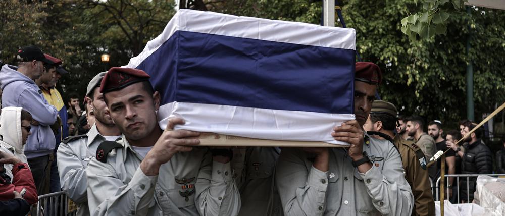 Israelische Soldaten halten den Sarg des Soldaten Major Ilay Levy während dessen Beerdigung. 