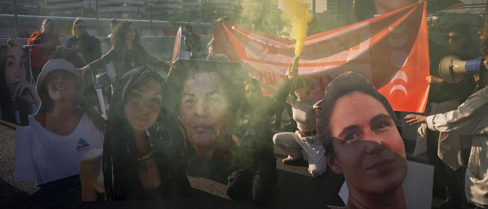 Eine Demonstration in Tel Aviv für die Freilassung von Frauen, die in Gaza von der Hamas als Geiseln gehalten werden.