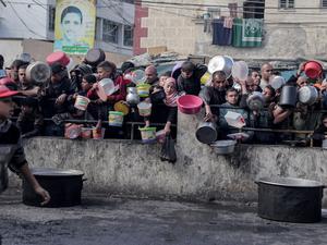 Palästinenser warten an einer Spendenstelle in einem Flüchtlingslager im südlichen Gazastreifen auf Lebensmittel. (Symbolbild)