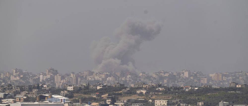 Rauch steigt nach einem Raketenangriff im Gazastreifen auf. 