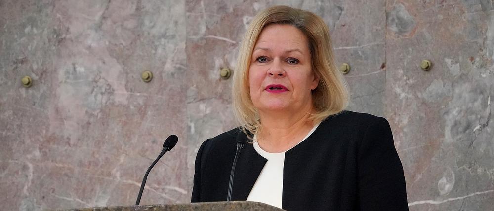  Bundesinnenministerin Nancy Faeser will arbeitende Migranten schneller einbürgern.