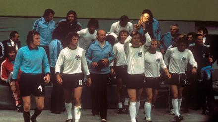 Und wir haben den Pokal... Die Nationalelf feiert ihren zweiten WM-Titel, 1974 in München. 